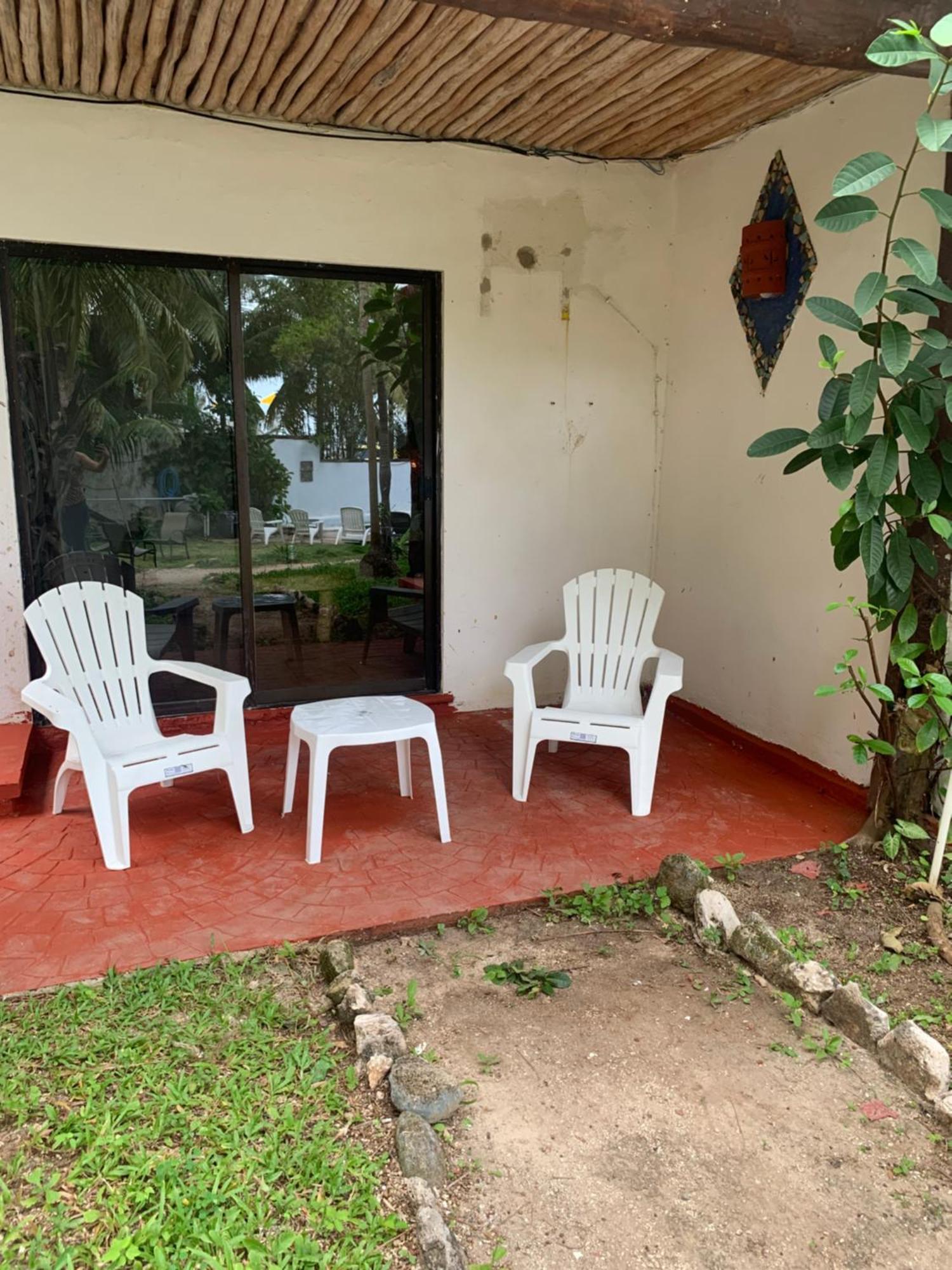 Casa Caribe Канкун Екстериор снимка A typical patio at a hotel in San José, Costa Rica