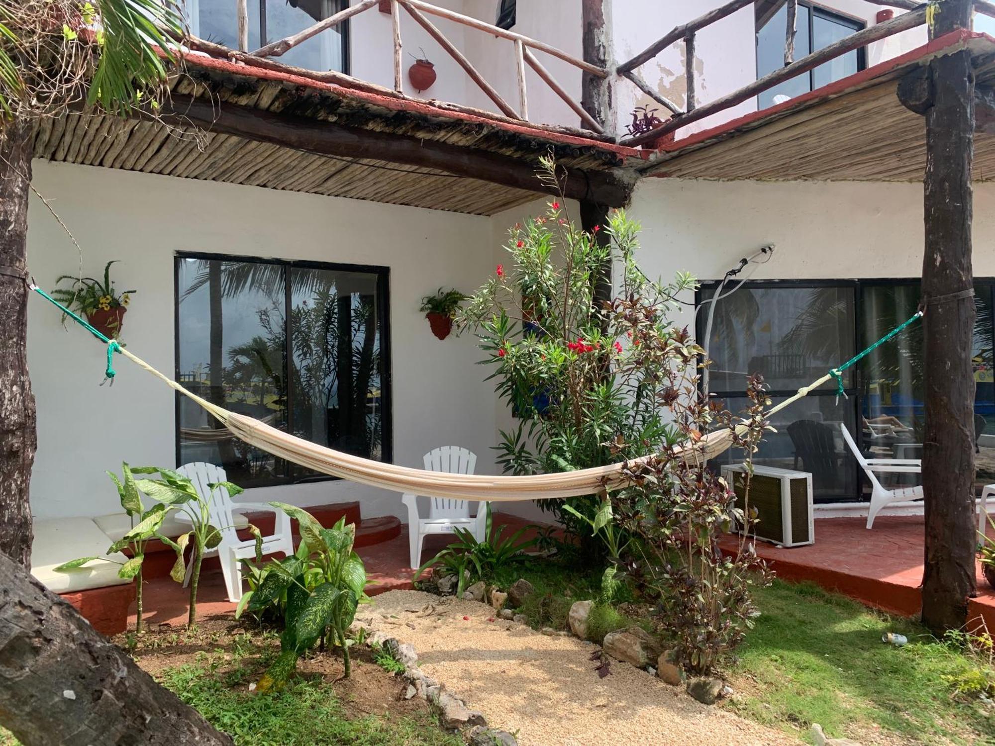 Casa Caribe Канкун Екстериор снимка A hammock in a hotel in San Juan del Sur, Nicaragua