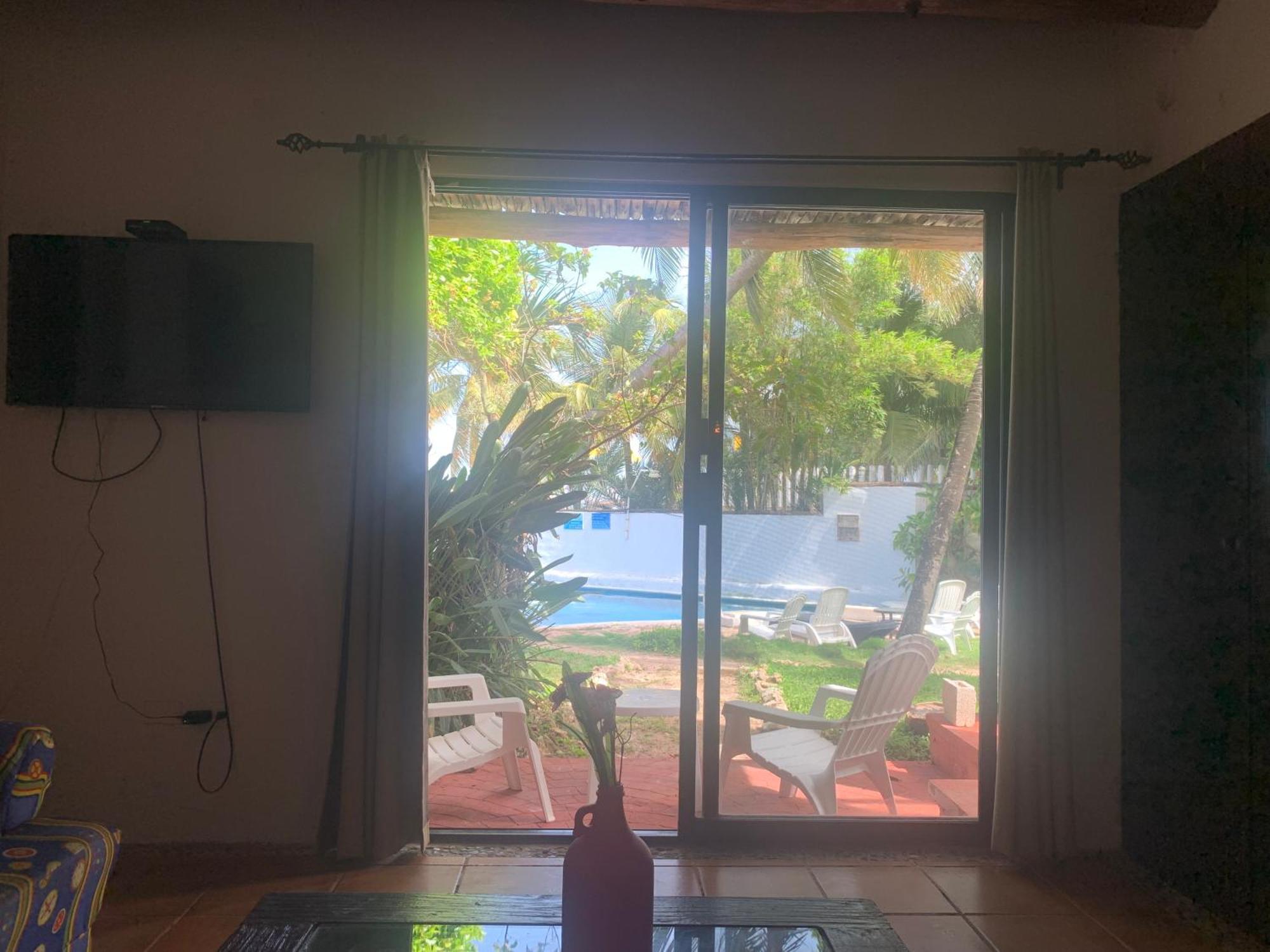Casa Caribe Канкун Екстериор снимка A view of the pool from the living room